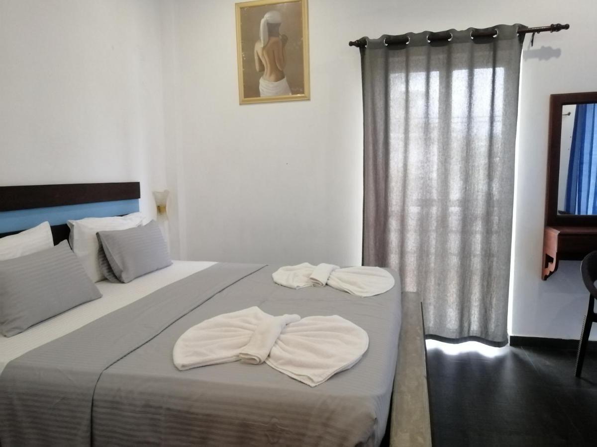 Le Petit Hotel & Restaurant نيجومبو المظهر الخارجي الصورة