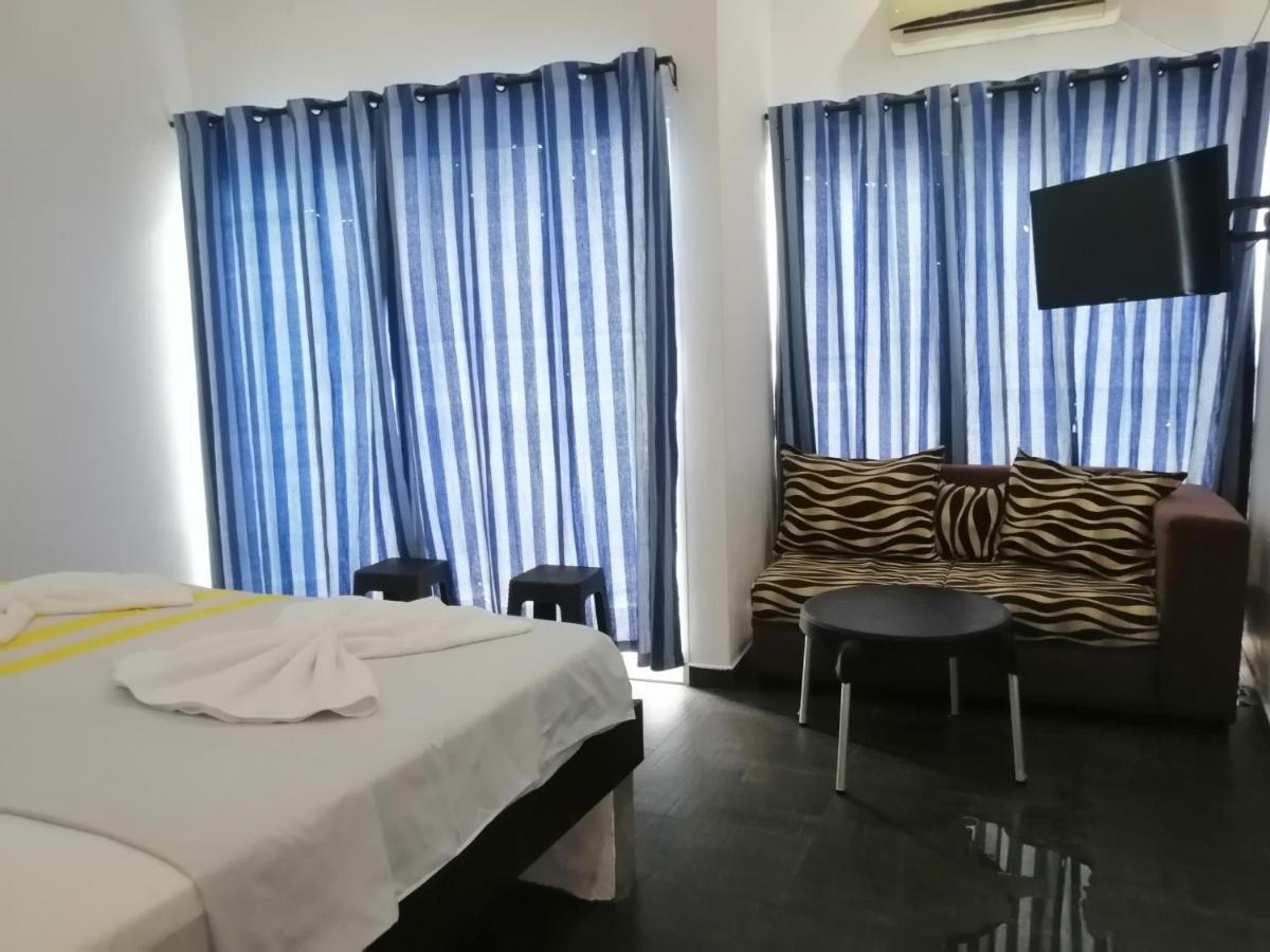 Le Petit Hotel & Restaurant نيجومبو المظهر الخارجي الصورة