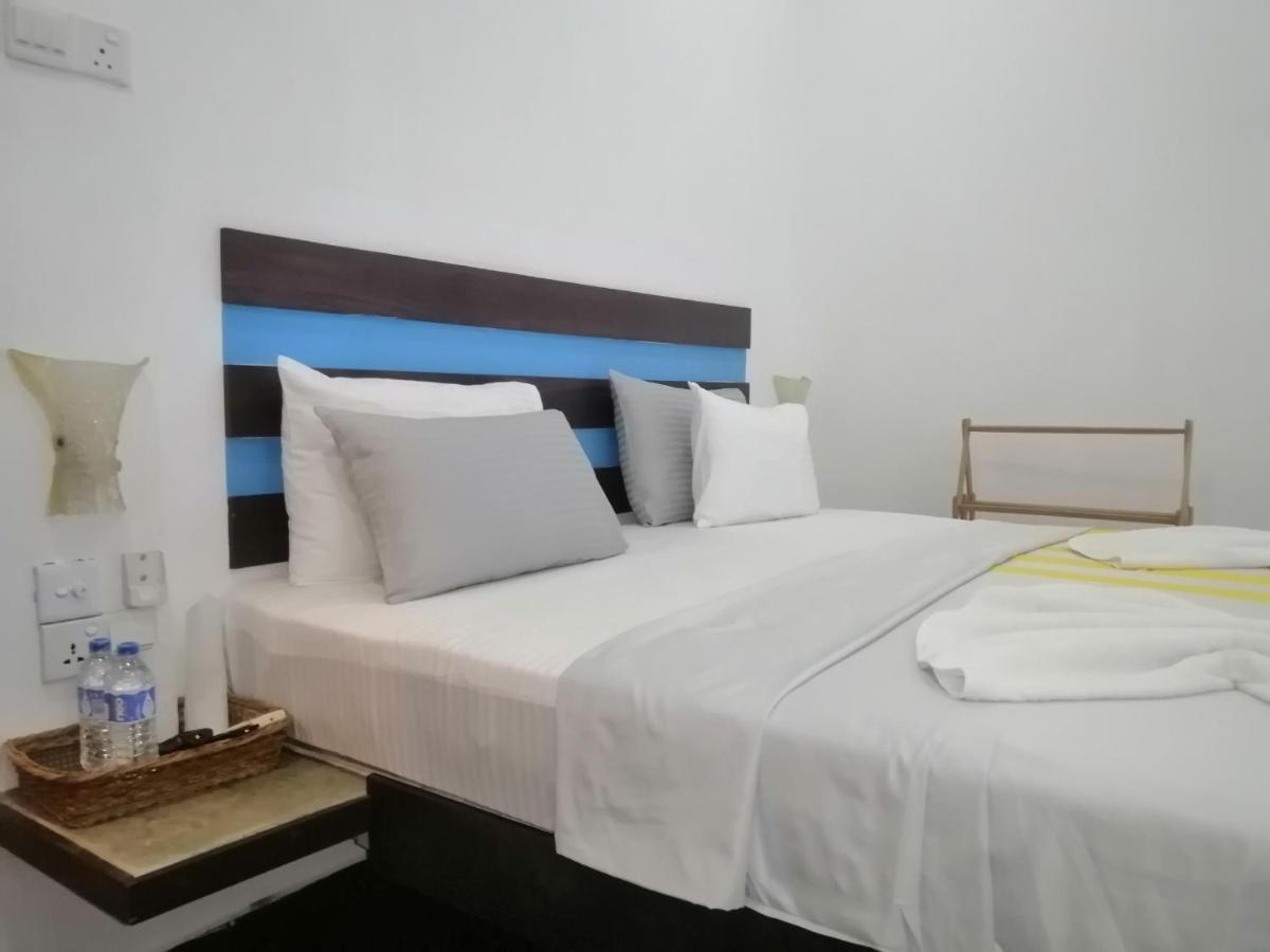 Le Petit Hotel & Restaurant نيجومبو المظهر الخارجي الصورة