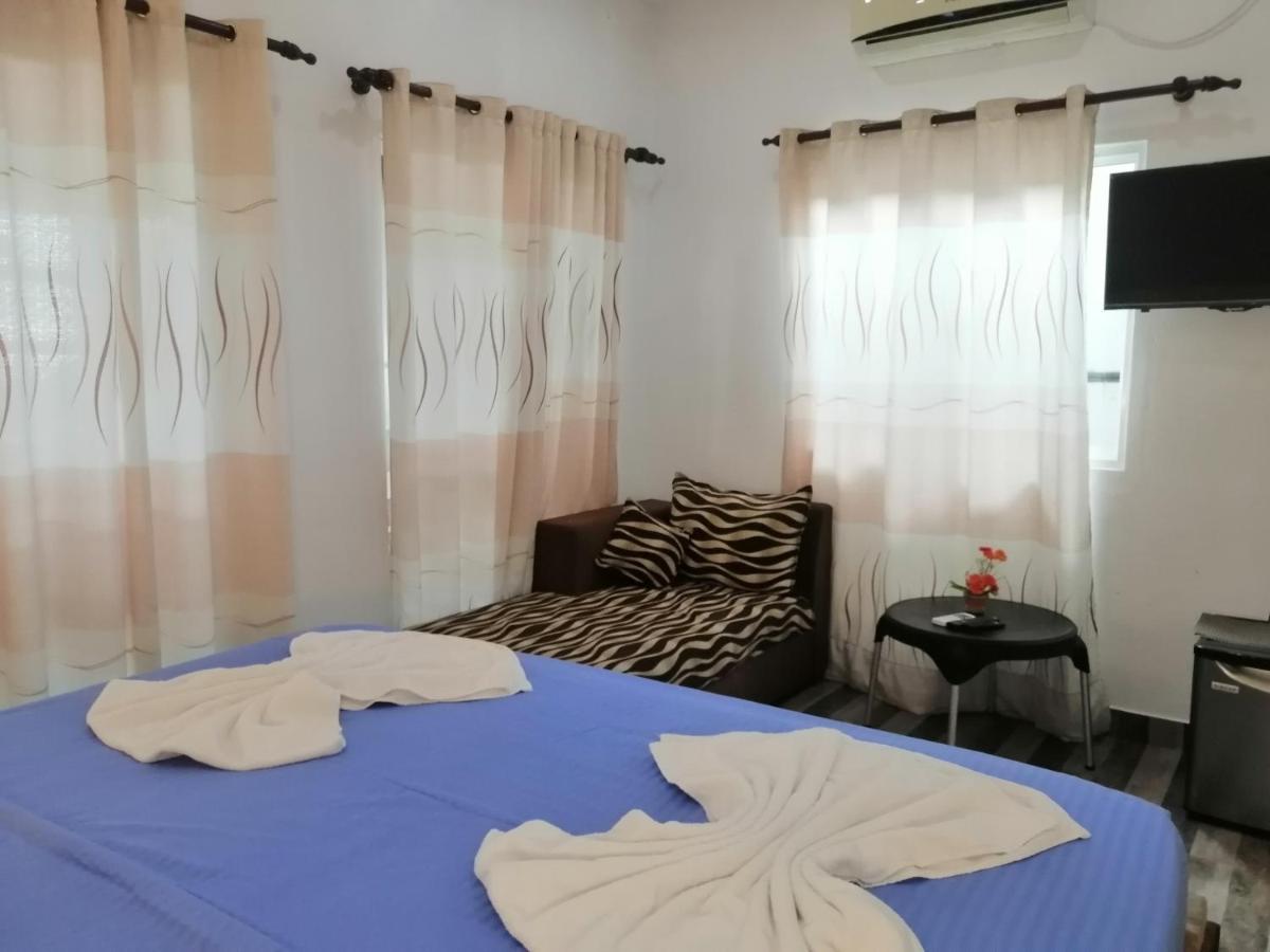 Le Petit Hotel & Restaurant نيجومبو المظهر الخارجي الصورة