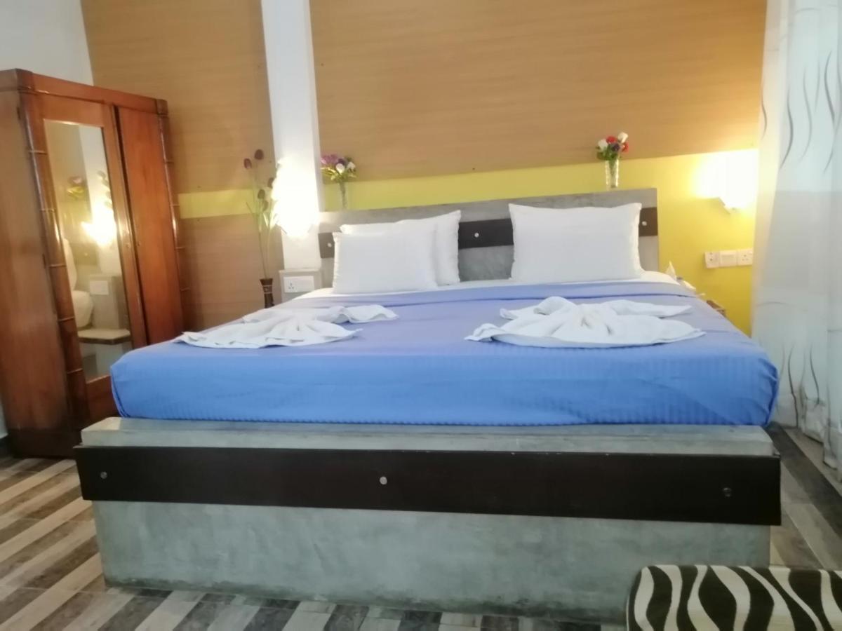 Le Petit Hotel & Restaurant نيجومبو المظهر الخارجي الصورة