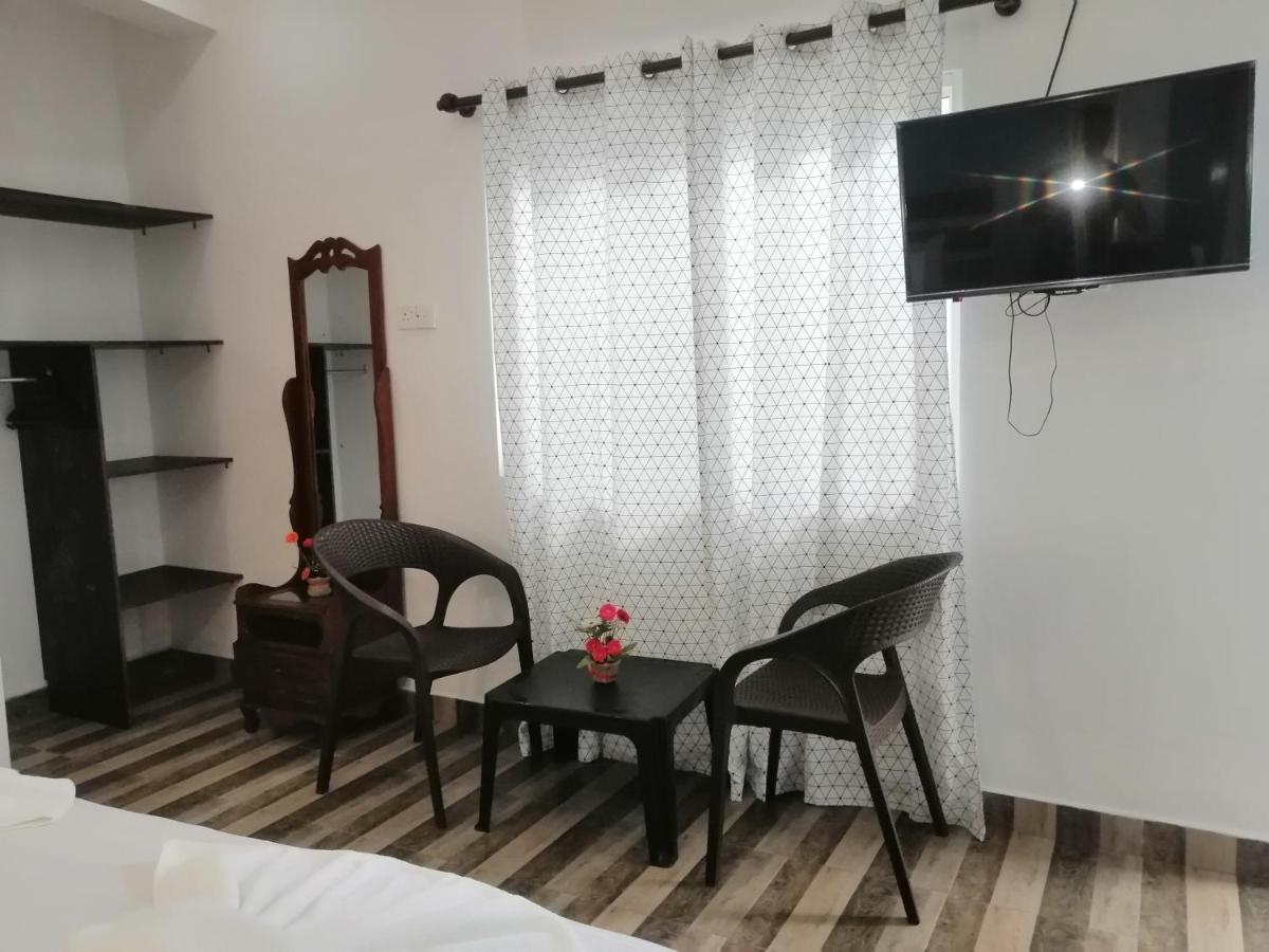Le Petit Hotel & Restaurant نيجومبو المظهر الخارجي الصورة