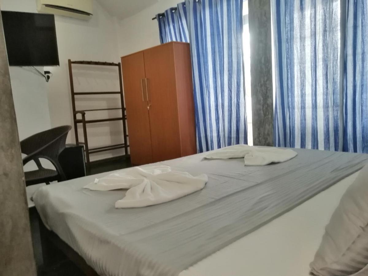 Le Petit Hotel & Restaurant نيجومبو المظهر الخارجي الصورة