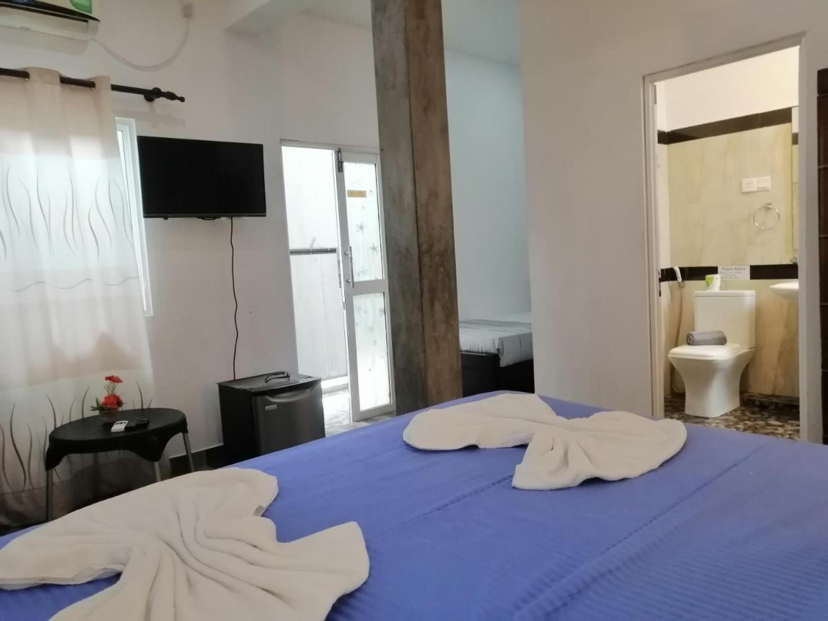 Le Petit Hotel & Restaurant نيجومبو المظهر الخارجي الصورة