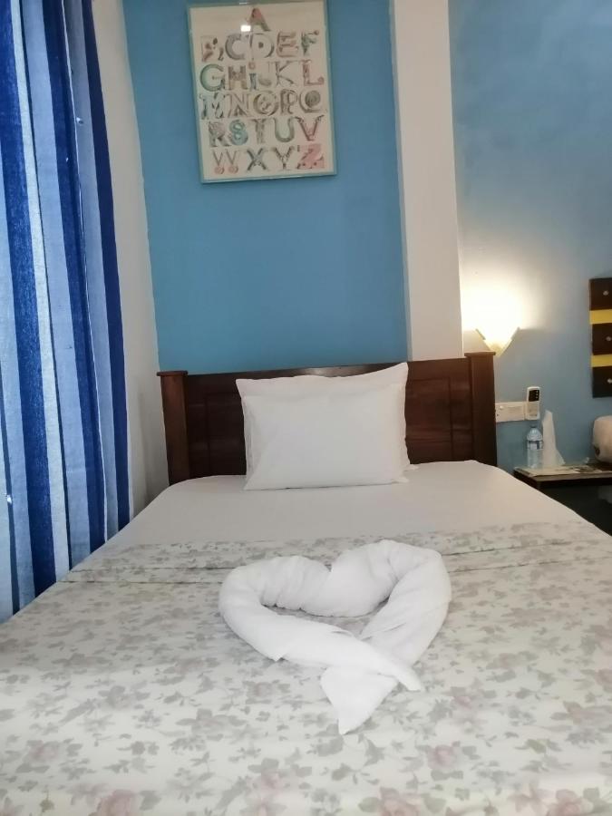 Le Petit Hotel & Restaurant نيجومبو المظهر الخارجي الصورة