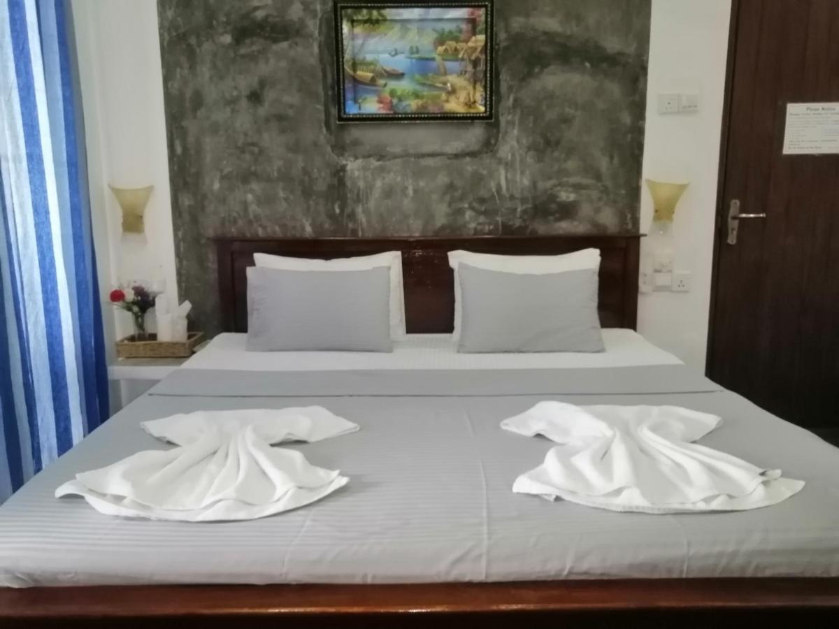 Le Petit Hotel & Restaurant نيجومبو المظهر الخارجي الصورة