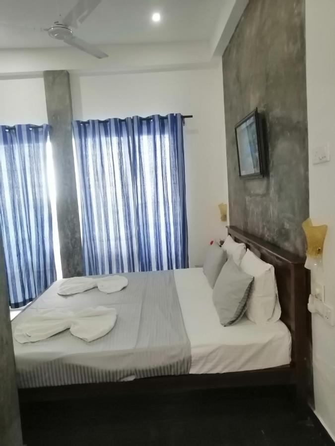 Le Petit Hotel & Restaurant نيجومبو المظهر الخارجي الصورة