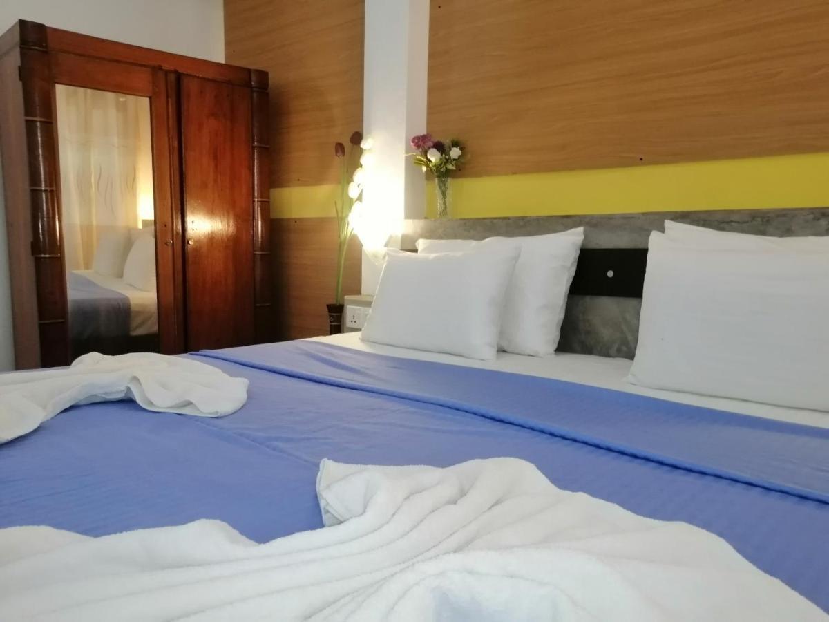 Le Petit Hotel & Restaurant نيجومبو المظهر الخارجي الصورة