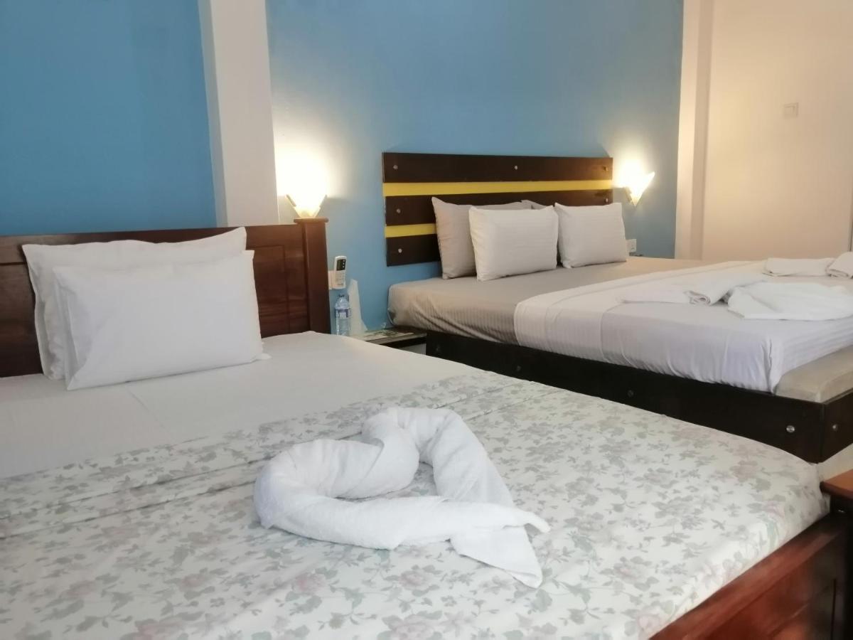 Le Petit Hotel & Restaurant نيجومبو المظهر الخارجي الصورة