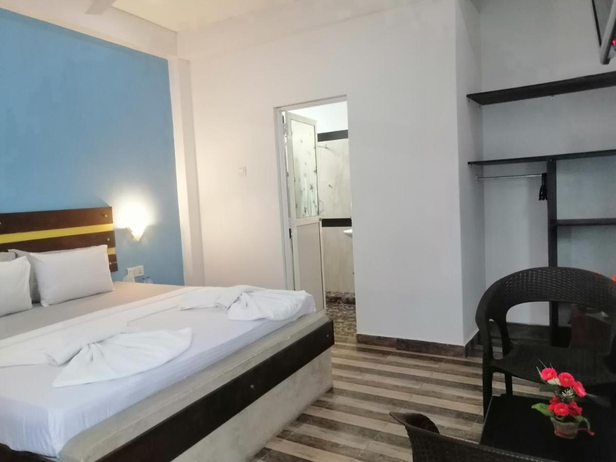 Le Petit Hotel & Restaurant نيجومبو المظهر الخارجي الصورة