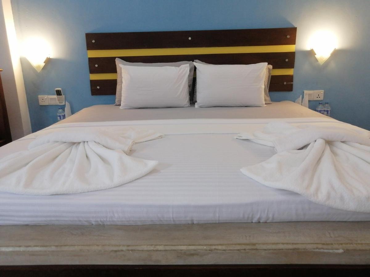 Le Petit Hotel & Restaurant نيجومبو المظهر الخارجي الصورة