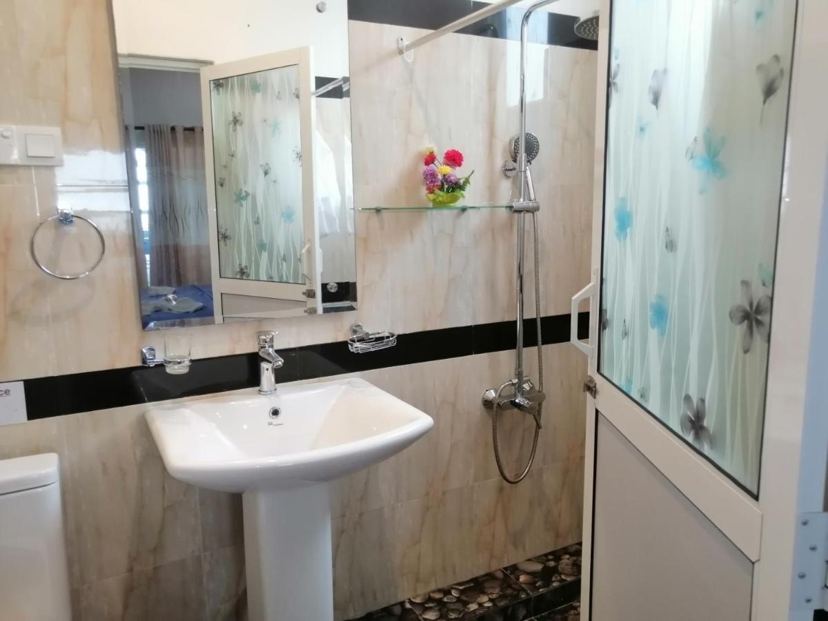 Le Petit Hotel & Restaurant نيجومبو المظهر الخارجي الصورة