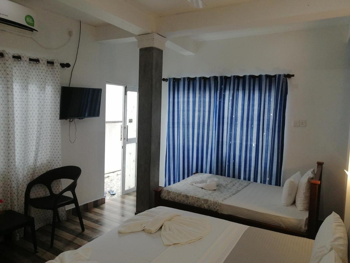 Le Petit Hotel & Restaurant نيجومبو المظهر الخارجي الصورة