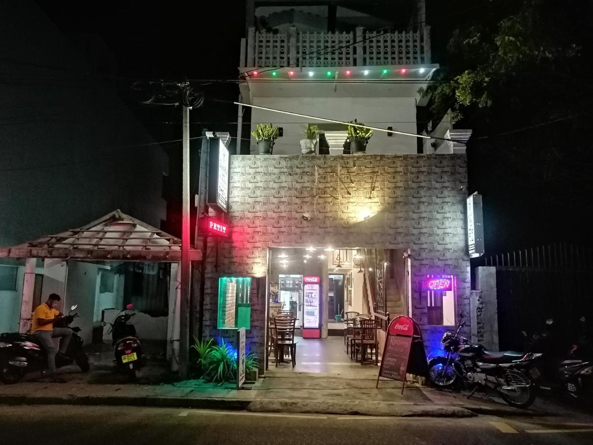 Le Petit Hotel & Restaurant نيجومبو المظهر الخارجي الصورة