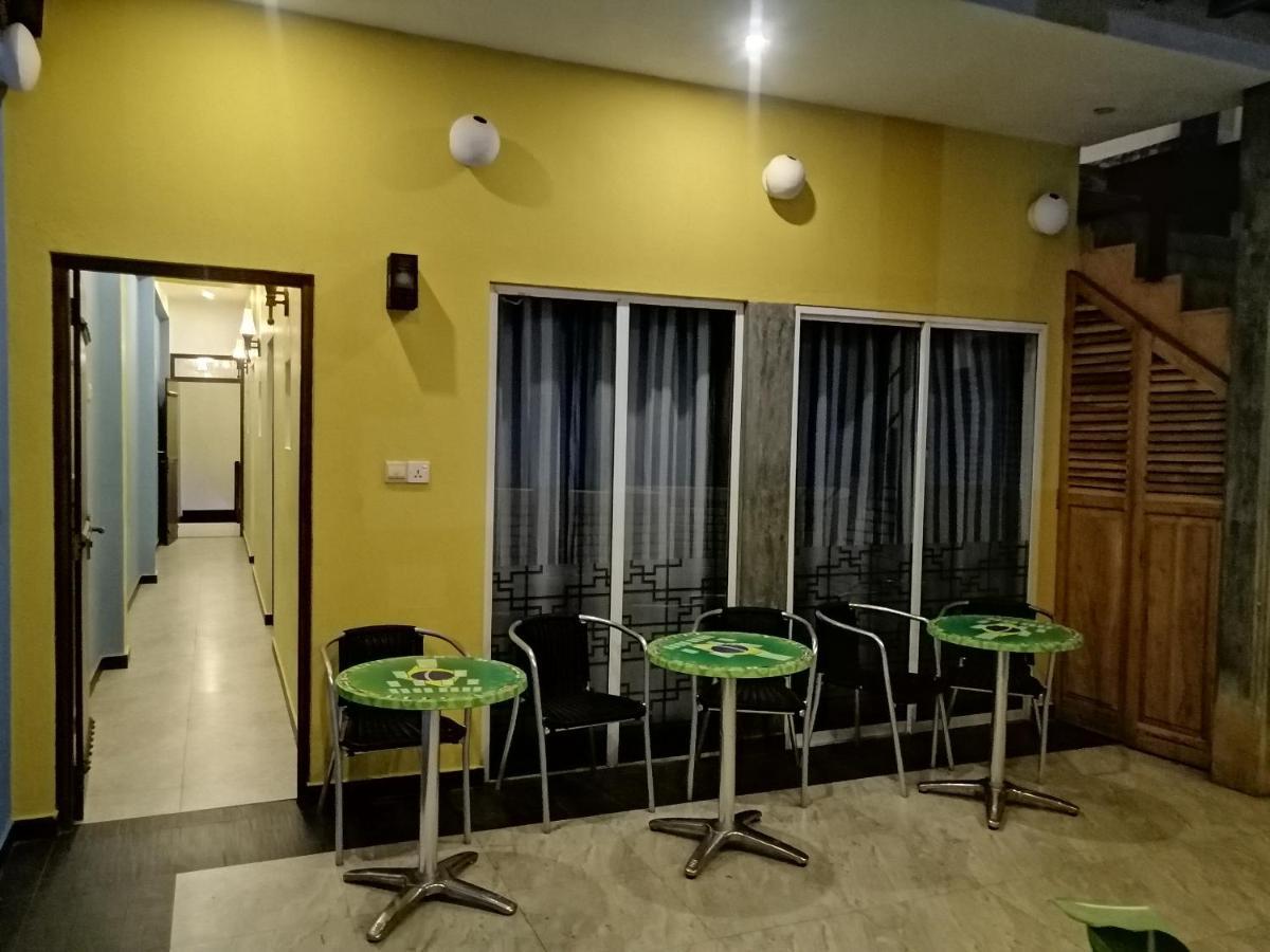 Le Petit Hotel & Restaurant نيجومبو المظهر الخارجي الصورة