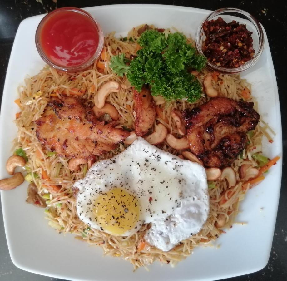 Le Petit Hotel & Restaurant نيجومبو المظهر الخارجي الصورة