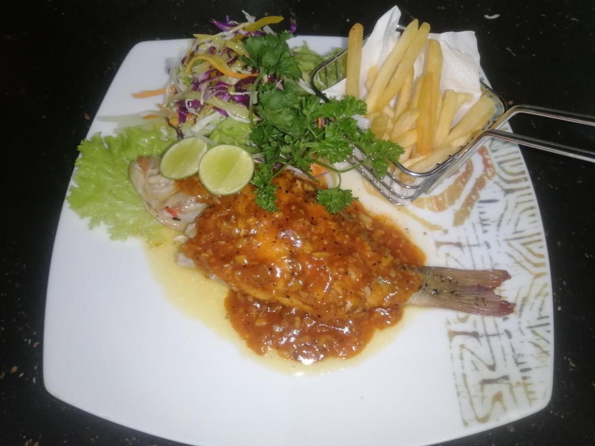 Le Petit Hotel & Restaurant نيجومبو المظهر الخارجي الصورة